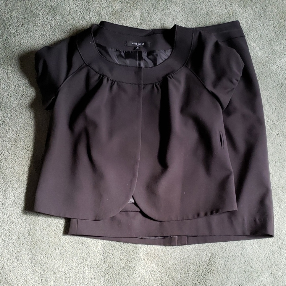 Gently used Nine West Suit Sz 10 black skirt suit